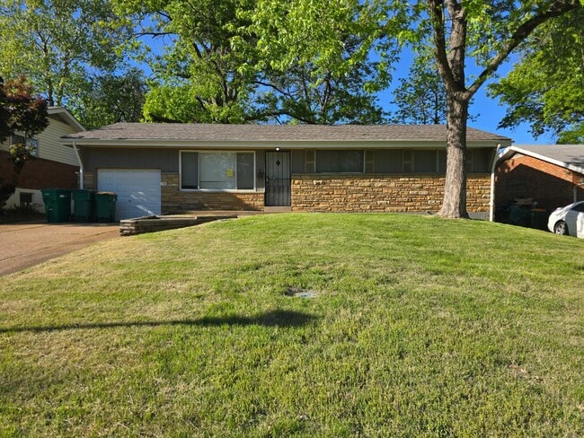 Building Photo - 2415 Castle Dr