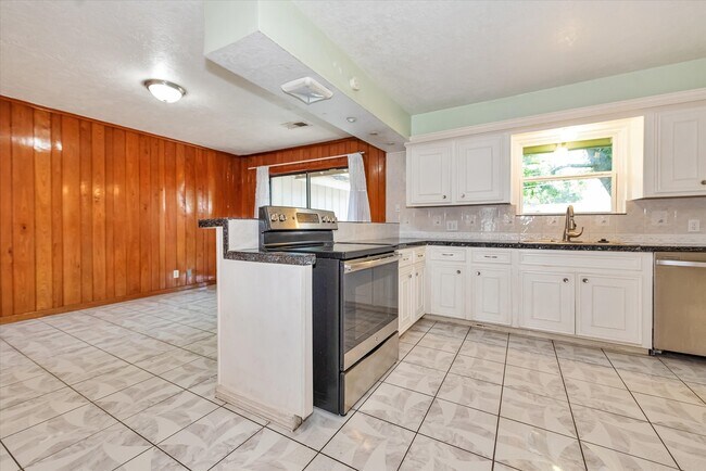 Photo - 7119 Bellaire Blvd