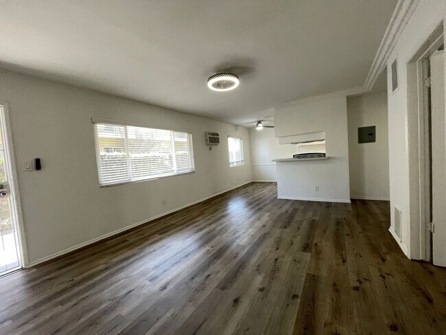 Photo - 15114 Dickens St.