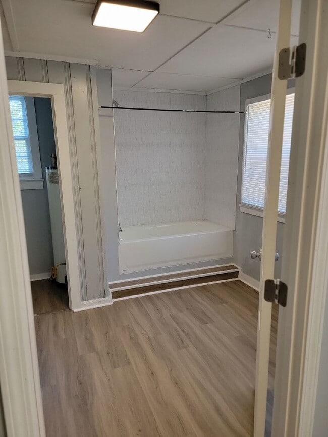 Photo - 937 W 6th St