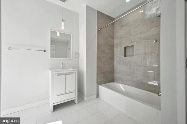 Photo - 647 N 33rd St