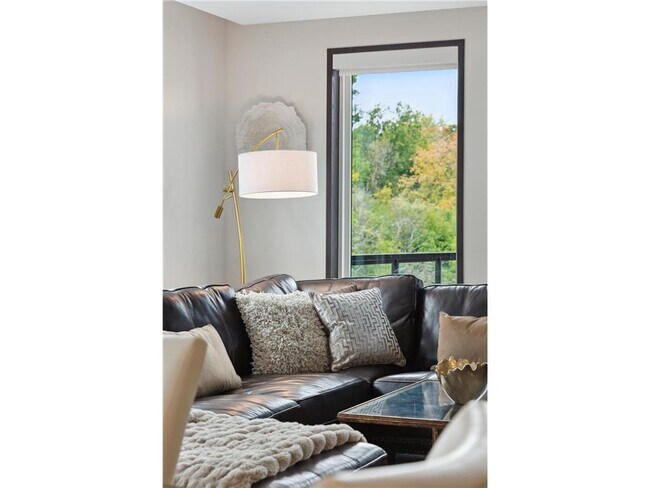 Photo - 253 Lake St E Unidad 208