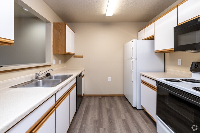 1BR, 1BA - 720SF - Kitchen - Eagle Lake Apartments