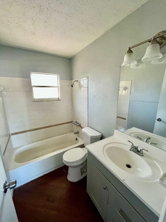 Photo - Spacious 2BR/1BA Conveniently Located Lakeland Duplex!