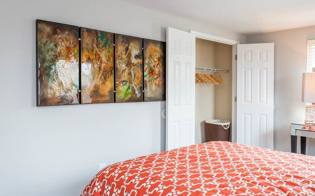 2BR, 1BA - 940 SF