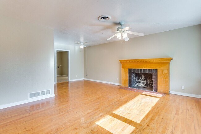 Photo - Ready for New Tenants- 2 bedroom 1 bath with an Additional Flex Room Minutes from TCU- 76109