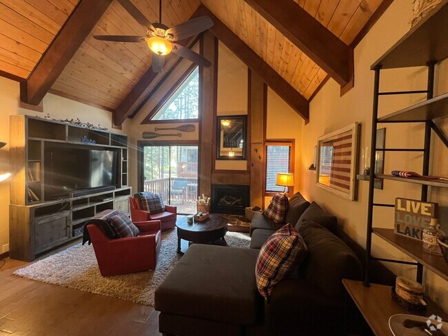 Building Photo - Nicely Remodeled Fully Furnished Condo