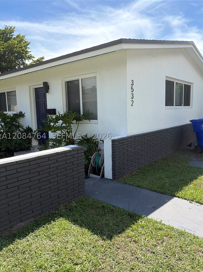 Building Photo - 3530 SW 22nd St Unit 3530