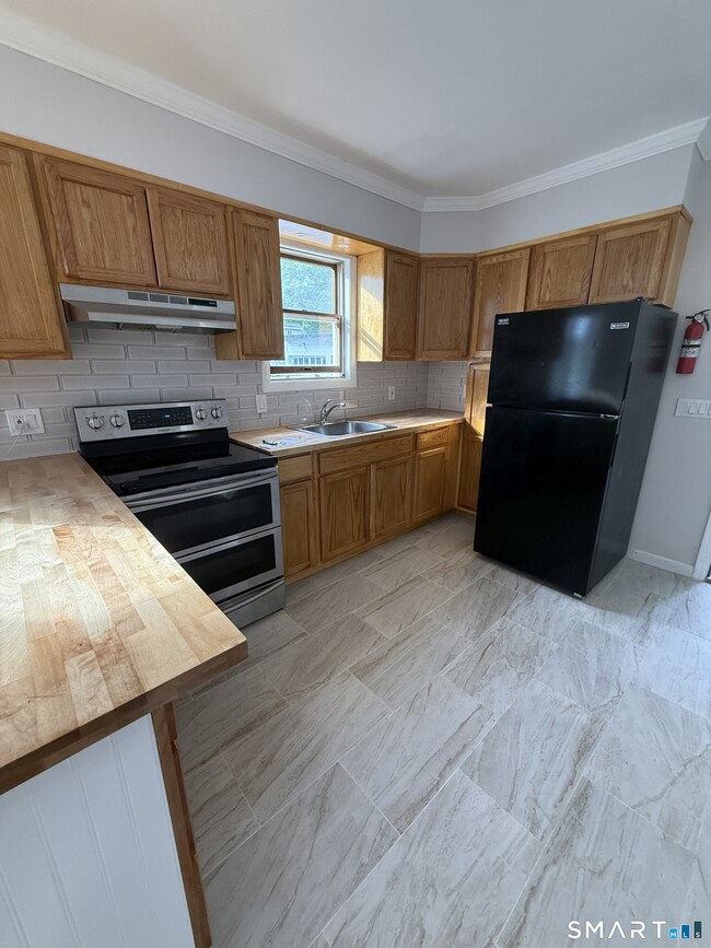 Building Photo - 52 Academy Ave Unit 1