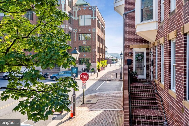 Building Photo - 110 Cameron St Unit CS103