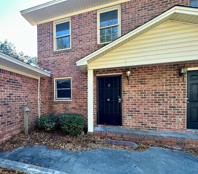 Conveniently Located Townhouse! - Conveniently Located Townhouse!