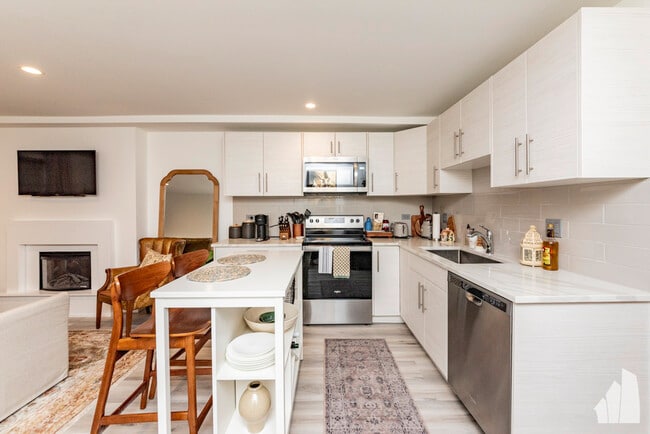 Photo - 812 S Oakley Blvd Unit 1