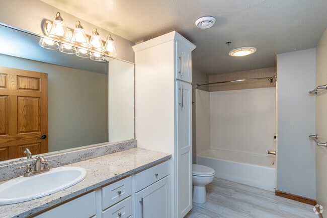 2BR, 2BA - 1,612SF - Primary Bathroom