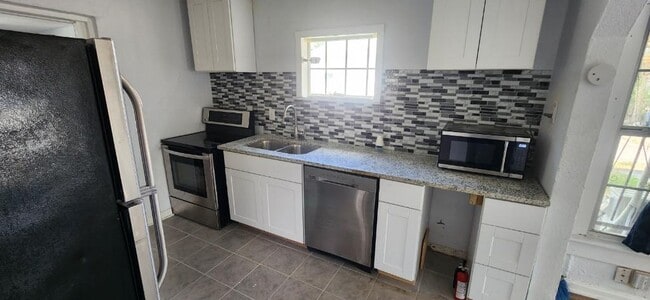 Photo - 971 Chalmers Ave