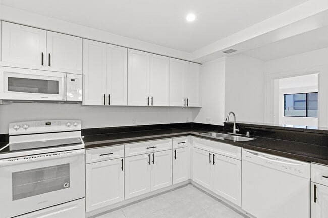 642 N West Knoll Dr. Apartments