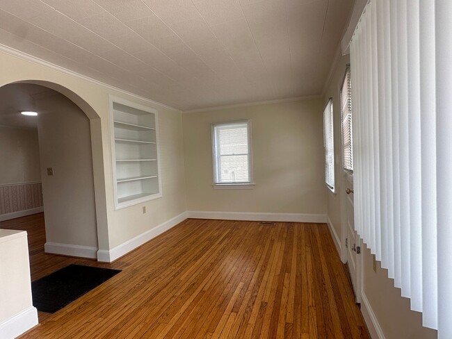 Photo - 18 W Whitlock Ave