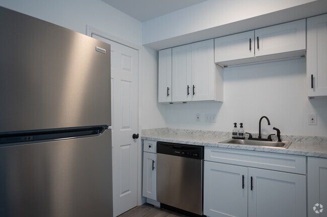 1BR,1.5BA - Kitchen - Country Club Apartments