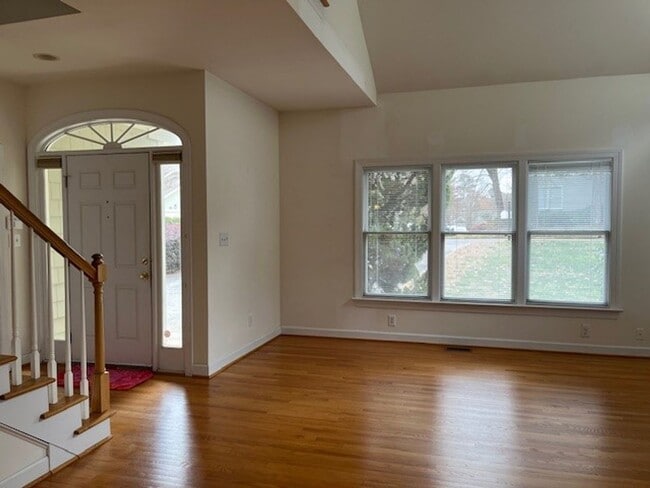 Photo - 202 Columbia Pl W