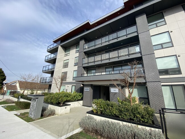 Building Photo - 119 Haliburton St