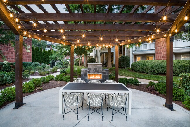 Outdoor Seating - Halstead Fair Oaks