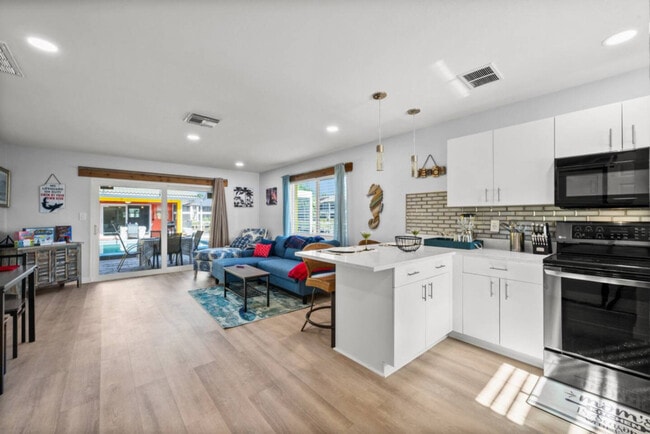 Building Photo - 1019 SE 40th St Unit ID1334302P