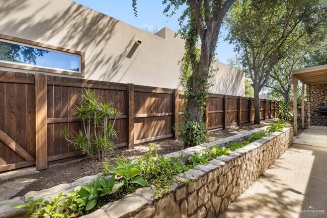 2306 Flores Dr