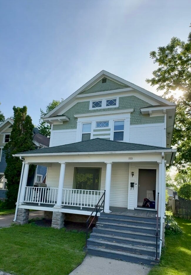 Building Photo - 733 Wright St