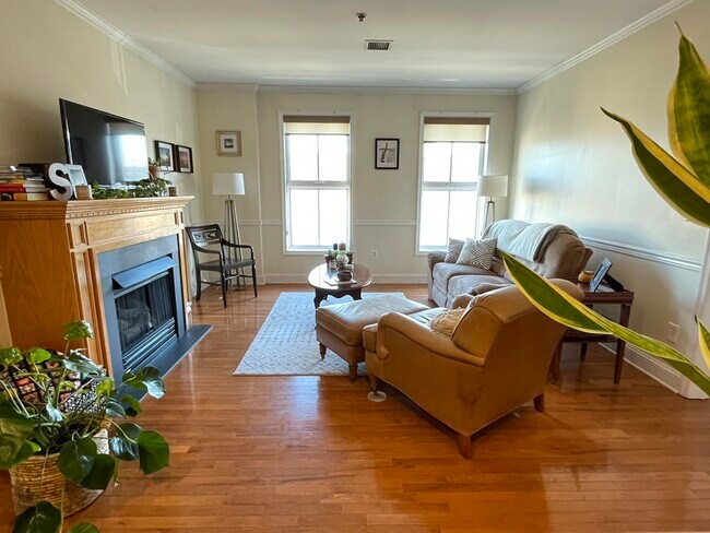 Building Photo - 501 9th St Unit 604