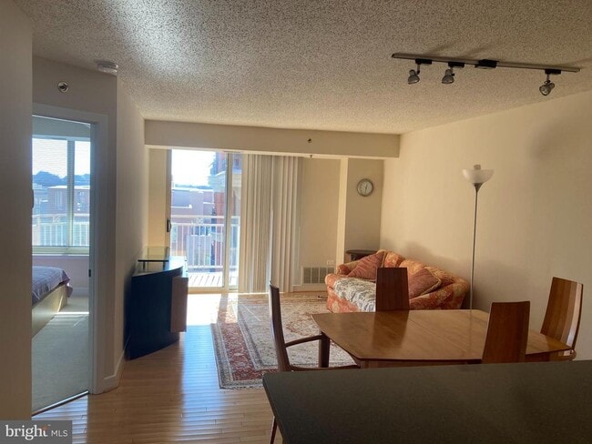 Building Photo - 7500 Woodmont Ave Unit S905