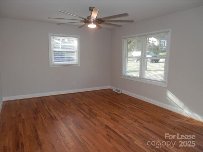 Photo - 1332 Edgewater Dr