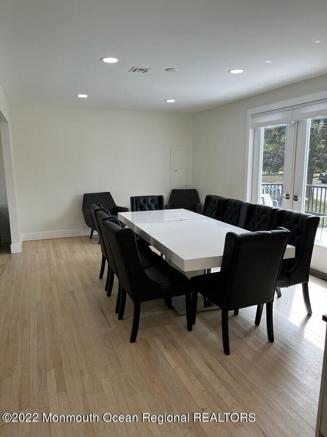 Photo - 279 Lake Ave