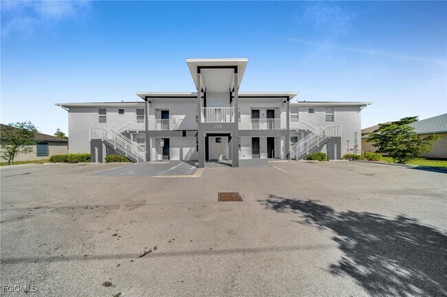 Building Photo - 275 SW 4th St Unit 120