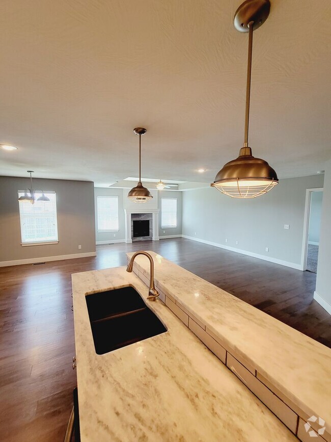 Building Photo - Luxuary in River Pointe Subdivision - Ozark! Rental