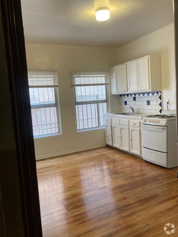 Building Photo - 111 S Manhattan Pl Rental