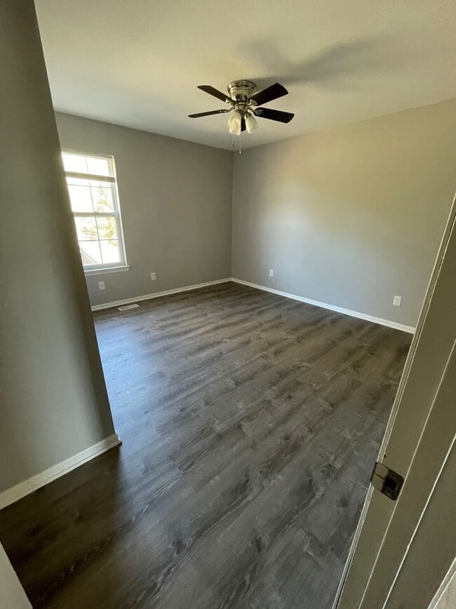 Building Photo - 655-657-657 Country Squire Ct Unit 655