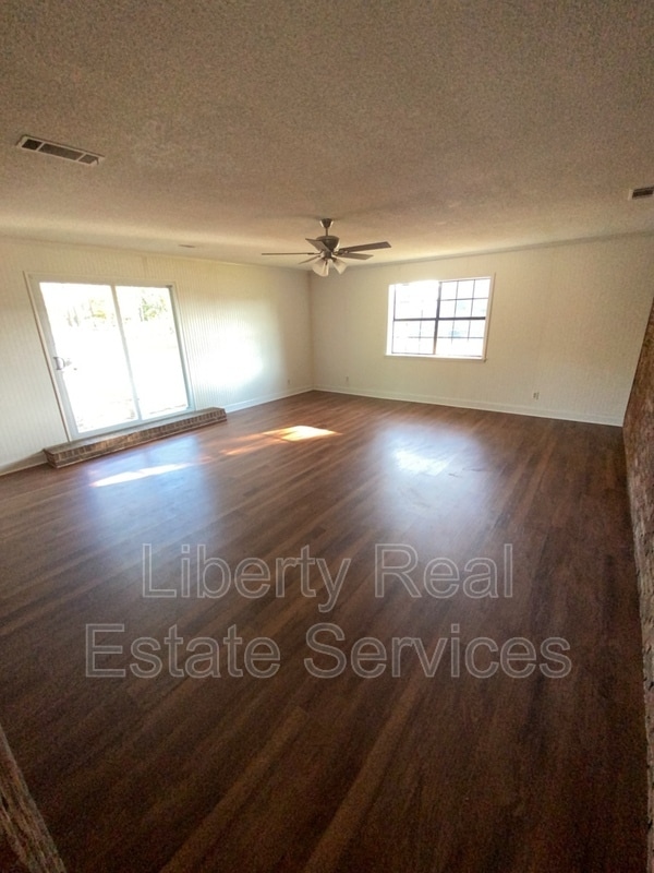 Photo - 719 S Main St