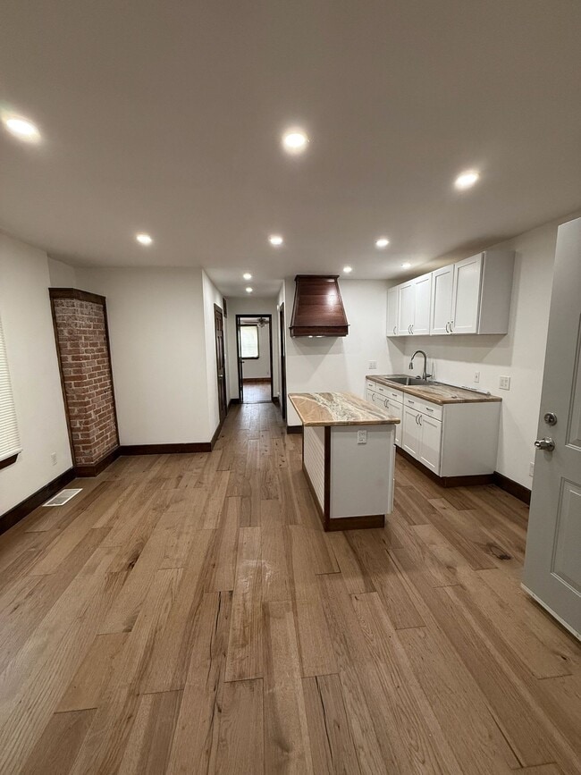 Photo - 85 Abbott Rd Unit Upper - Left