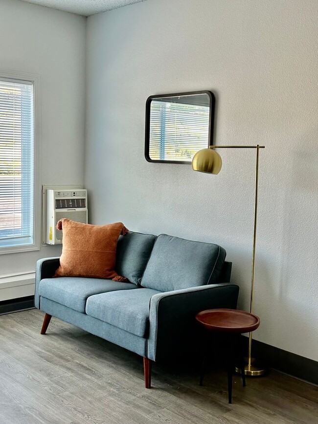 Building Photo - 1 bed 1 bath in renovated complex! This un...