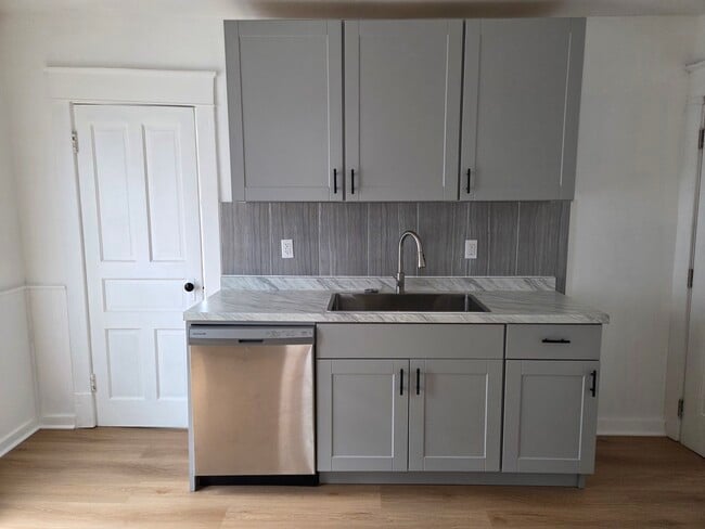 Building Photo - 5706 22nd Ave Unit Upper