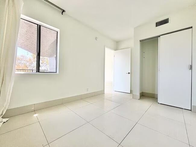 3949 Los Feliz Blvd