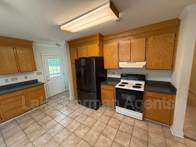 140 Watkins St Unit Upstairs