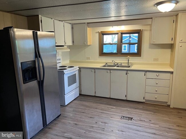 Building Photo - 107 Sawmill Ct