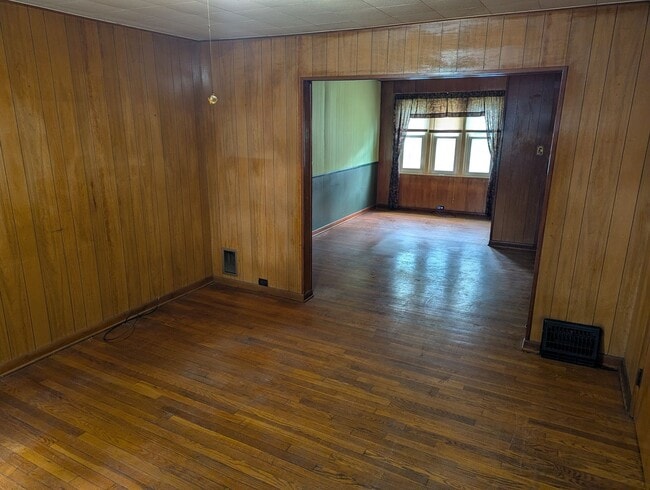 Photo - Cozy 2 Bedroom 1/2 Double