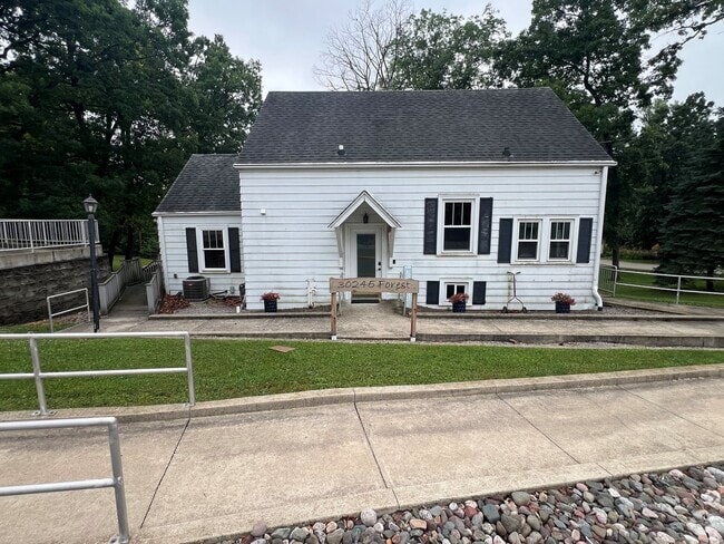 Building Photo - 3 bedrooms, 3 Full Bathrooms on the channe... Rental