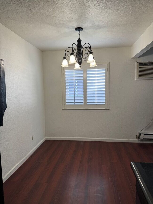 2-Bedroom Townhouse Near Shopping, Dining & Freeway Access