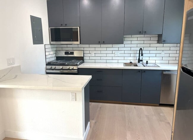 Building Photo - 2714 Queen St Unit 4