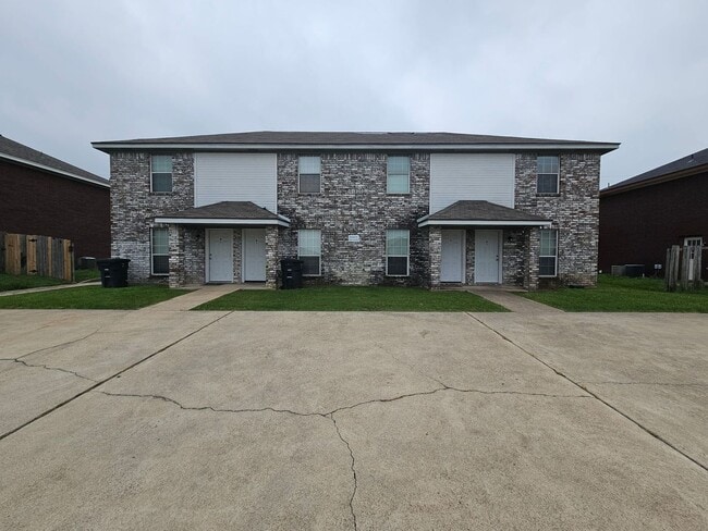 Building Photo - AVAILABLE NOW! Unit 4100 Gus Drive -  D
