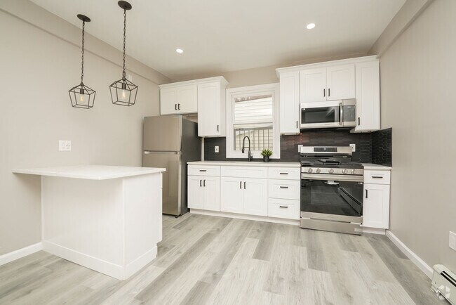Building Photo - 341 Summer Ave Unit 2 Rental
