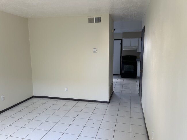 Photo - 2504 Chelwood Park Blvd NE Unidad Apartment C
