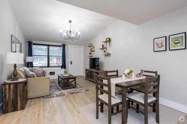 1BR, 1BA - 650SF - Dining Room/Living Room